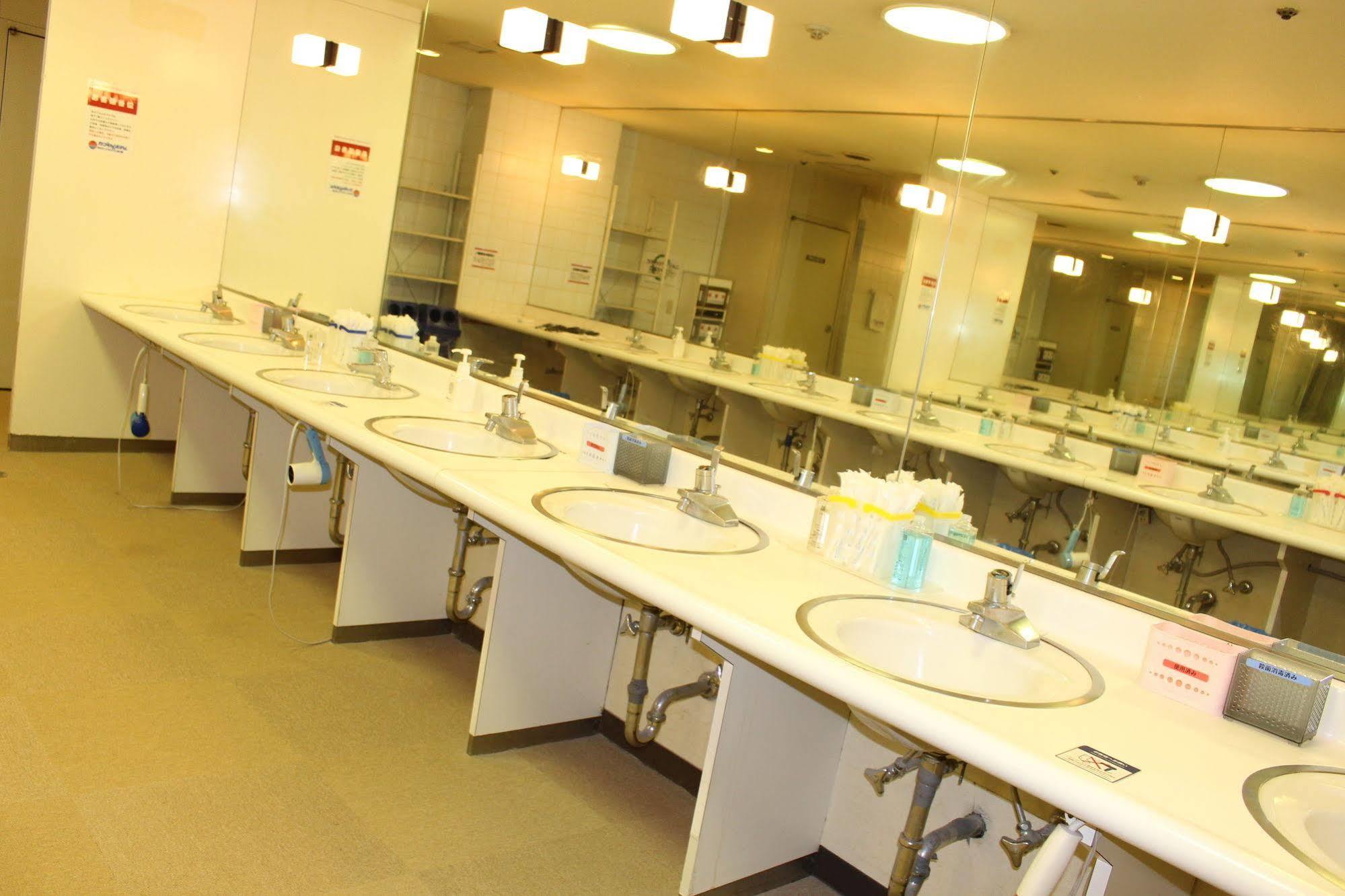 Capsule Hotel Asahi Plaza Shinsaibashi Осака Екстериор снимка