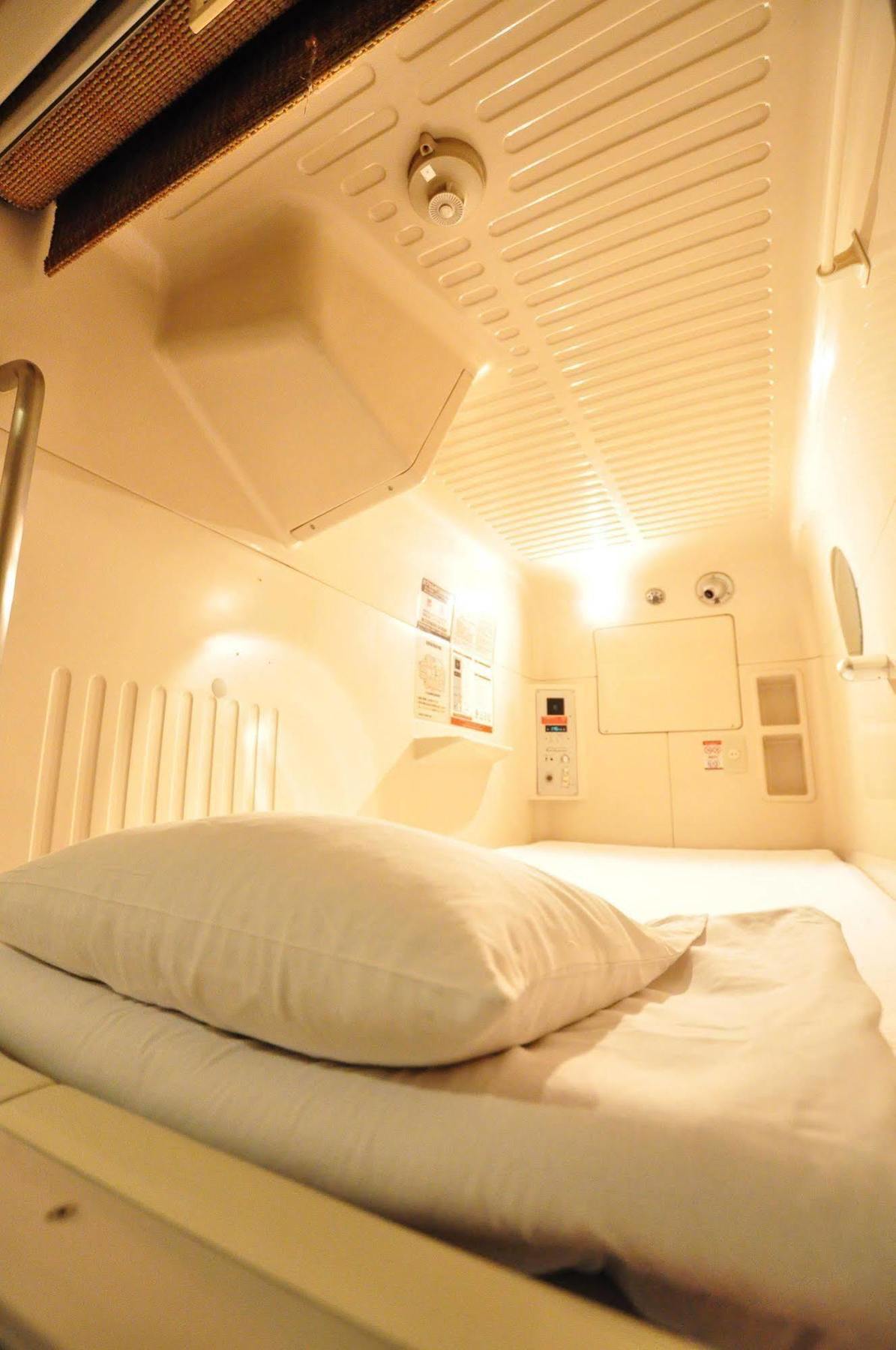 Capsule Hotel Asahi Plaza Shinsaibashi Осака Екстериор снимка